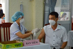 Tiêm liều vaccine nhắc lại cho đối tượng theo quy định tại Trung tâm Kiểm soát bệnh tật tỉnh Đồng Tháp. (Ảnh: Nhựt An/TTXVN)