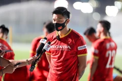 Hậu vệ Đoàn Văn Hậu trả lời phỏng vấn báo chí Việt Nam. (Ảnh: Hoàng Linh/TTXVN)