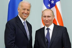Tổng thống Nga Vladimir Putin (phải) và ông Joe Biden trong cuộc gặp tại Moskva, Nga, ngày 10/3/2011. (Ảnh: AFP/TTXVN)