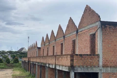 Dãy kiot xây sai phép án ngữ trước mặt tiền chợ trung tâm Bảo Lộc (Ảnh: Nguyễn Dũng/TTXVN)