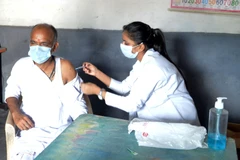 Nhân viên y tế tiêm vaccine ngừa COVID-19 cho người dân tại New Delhi, Ấn Độ. (Ảnh: THX/TTXVN)