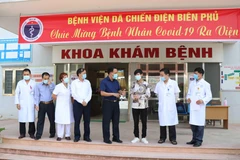 Sở Y tế tỉnh Điện Biên tổ chức công bố và trao Giấy chứng nhận điều trị khỏi bệnh cho bệnh nhân COVID-19 số 1972 ngày 1/3. (Ảnh: Xuân Tiến-TTXVN)