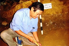 Các nhà khảo cổ thám sát hang động Loong Cha, huyện Chiêm Hóa. (Nguồn:nhandan.vn)