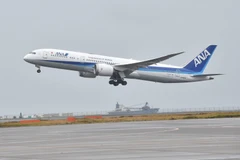 Máy bay của hãng hàng không All Nippon Airways (ANA) hạ cánh xuống sân bay Haneda ở Tokyo, Nhật Bản, ngày 26/11/2019. (Ảnh: AFP/TTXVN)