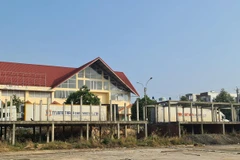 Dãy kiốt xây dựng sai phép làm mất mỹ quan chợ Bảo Lộc nhiều năm qua chưa được tháo dỡ. (Nguồn: thanhnien.vn)