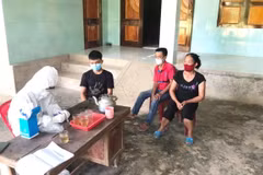 Ba người dân huyện Bố Trạch, Quảng Bình bị xử phạt 15 triệu đồng vì vi phạm các quy định trong phòng, chống dịch COVID-19. (Ảnh: TTXVN phát)