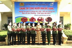 Hội phụ nữ Công an tỉnh Đồng Nai hỗ trợ tiêu thụ hơn 2,5 tấn vải thiều Bắc Giang. (Ảnh: TTXVN phát)