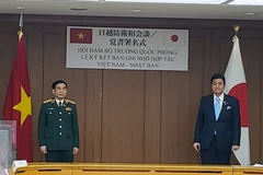 Bộ trưởng Quốc phòng Phan Văn Giang (trái) và người đồng cấp của Nhật Bản Nobuo Kishi. (Ảnh: Đào Thanh Tùng/TTXVN)