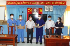 Tiến sỹ Nguyễn Vũ Thượng, Phó Viện trưởng Viện Pasteur Thành phố Hồ Chí Minh, Tổ trưởng Tổ công tác Bộ Y tế thay mặt Đoàn tặng 5 máy đo SPO2 và 3 máy bộ đàm cho Bệnh viện dã chiến số 2. (Ảnh: Hữu Chí/TTXVN)