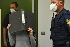 Đối tượng Jennifer Wenisch giấu mặt khi ra tòa. (Nguồn: BBC)