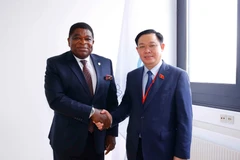 Chủ tịch Quốc hội Vương Đình Huệ tặng quà lưu niệm cho Tổng Thư ký Liên minh Nghị viện thế giới Martin Chungoong. (Ảnh: Doãn Tấn/TTXVN)