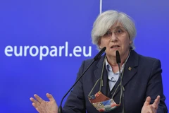 Bà Clara Ponsati, cựu quan chức phụ trách giáo dục của vùng Catalonia, phát biểu tại cuộc họp báo ở Brussels, Bỉ ngày 24/2/2021. (Ảnh: AFP/TTXVN)