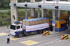 Xe tải của Hàn Quốc vận chuyển bột mì viện trợ cho Triều Tiên di chuyển qua cửa khẩu ở Paju, phía Bắc Seoul. (Ảnh: AFP/TTXVN)