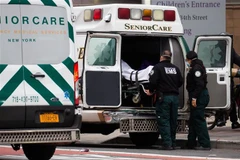Nhân viên y tế chuyển bệnh nhân COVID-19 tới trung tâm y tế ở New York, Mỹ, ngày 8/1/2021. (Ảnh: THX/TTXVN)