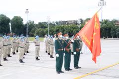 Các sỹ quan của Bệnh viện dã chiến cấp 2 số 2 và làm nhiệm vụ gìn giữ hòa bình Liên hợp quốc báo công dâng Bác. (Ảnh: Trọng Đức/TTXVN)