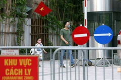 Chung cư Viễn Đông Star, Hà Nội - nơi nữ nhân viên quán bar-karaoke Sunny sinh sống đã được phong tỏa. (Ảnh: Phạm Kiên/TTXVN)