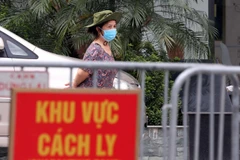 Hà Nội phong tỏa tòa chung cư Viễn Đông Star vì có liên quan đến một cư dân dương tính với SARS-CoV-2. (Nguồn: TTXVN)