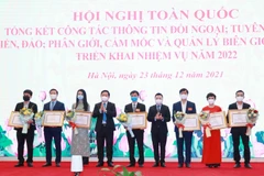 Tập thể có thành tích xuất sắc nhận Bằng khen của Ban Tuyên giáo Trung ương. (Ảnh: Phương Hoa/TTXVN)