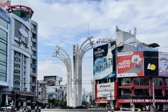 Vòng xoay đèn 4 Ngọn, đường Trần Hưng Đạo, thành phố Long Xuyên trong thời gian tỉnh áp dụng vùng cam. (Ảnh: Thanh Sang/TTXVN)