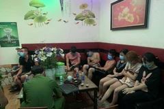 Các đối tượng vi phạm quy định phòng dịch tại quán Karaoke Sao Đêm bị Công an huyện Tam Dương phát hiện. (Nguồn: baovinhphuc.com.vn)