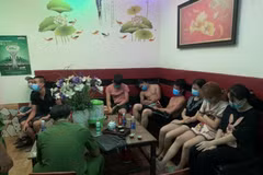 Các đối tượng vi phạm quy định phòng dịch tại quán Karaoke Sao Đêm bị Công an huyện Tam Dương phát hiện. (Nguồn: baovinhphuc.com.vn)