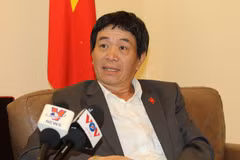 Đại sứ-Trưởng Phái đoàn đại diện thường trực Việt Nam tại ASEAN Nguyễn Hải Bằng trả lời phỏng vấn. (Ảnh: Hữu Chiến/TTXVN)