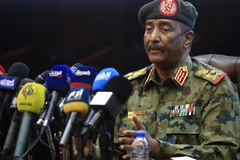 Người đứng đầu Hội đồng tối cao Sudan, Tướng Abdel Fattah al-Burhan trong cuộc họp báo tại Khartoum, ngày 26/10/2021. (Ảnh: AFP/TTXVN)