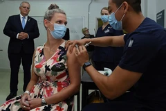 Tiêm chủng vắcxin phòng COVID-19 tại Sydney, Australia. (Ảnh: AFP/TTXVN)