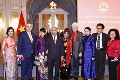 [Photo] Chủ tịch nước gặp gỡ cộng đồng người Việt Nam ở Thuỵ Sỹ