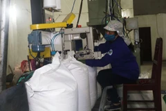 Đóng gói sản phẩm tại Nhà máy Mía đường Cao Bằng. (Ảnh: Chu Hiệu/TTXVN)