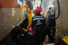 Lực lượng cứu hộ làm nhiệm vụ tại hiện trường vụ tàu hỏa trật đường ray ở Hoa Liên, Đài Loan, Trung Quốc, ngày 2/4/2021. (Ảnh: AFP/TTXVN)