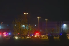 Hiện trường vụ xả súng tại văn phòng của Hãng vận chuyển quốc tế Fedex ở thành phố Indianapolis, Mỹ, ngày 15/4/2021. (Ảnh: AP/TTXVN)