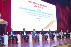 Trưởng Cơ quan đại diện Việt Nam ở nước ngoài và các diễn giả dự tọa đàm về Ngoại giao kinh tế lấy doanh nghiệp làm trung tâm. (Ảnh: TTXVN)
