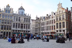 Trung tâm thủ đô Brussels ngày cuối tuần khi các hàng quán được phép phục vụ khách ngoài trời. (Ảnh: Hương Giang/Vietnam+)