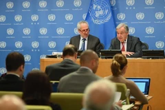 Tổng thư ký LHQ Antonio Guterres và người phát ngôn LHQ Stephane Dujarric (trái) tại cuộc họp báo ở New York, Mỹ. (Ảnh: AFP/TTXVN)