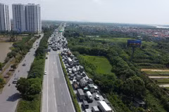 Tình trạng ùn tắc kéo dài hàng km. (Ảnh: Huy Hùng/TTXVN)
