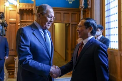 Bộ trưởng Ngoại giao Nga Sergei Lavrov đón Bộ trưởng Ngoại giao Bùi Thanh Sơn. (Ảnh: Trần Hiếu/TTXVN)