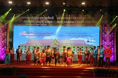 Biểu văn nghệ chào mừng Tết quân dân mừng Chol Chnam Thmay năm 2021. (Ảnh: Ngọc Thiện/TTXVN)