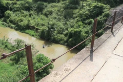 Điện Biên: Thót tim cảnh người dân đánh đu tính mạng với 'tử thần' 