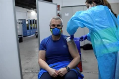 Tiêm vaccine ngừa COVID-19 của Pfizer/BioNTech cho nhân viên y tế tại Madrid, Tây Ban Nha ngày 12/1/2021. (Ảnh: AFP/TTXVN)