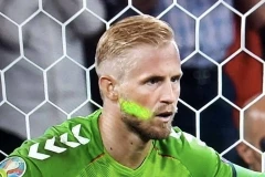 Một cổ động viên Anh đã chiếu tia laser vào mặt Kasper Schmeichel trước quả phạt đền của Anh. (Nguồn:dailymail.co.uk)
