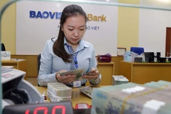 Hoạt động nghiệp vụ tại Ngân hàng TMCP Bảo Việt. (Ảnh: Trần Việt/TTXVN)