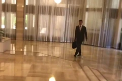 Video Tổng thống Syria Assad ung dung đi làm sau vụ không kích