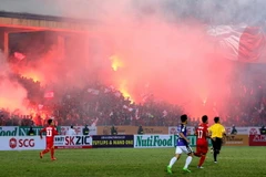 [Mega Story] Pháo sáng trên khán đài: Đặc sản hay thuốc độc?