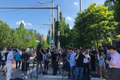 Hiện trường bên ngoài Đại sứ quán Mỹ.