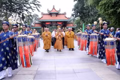 Nghi lễ Phật giáo rước linh vị các Anh hùng liệt sỹ tại Thành phố Hồ Chí Minh. (Ảnh: Xuân Khu/TTXVN)
