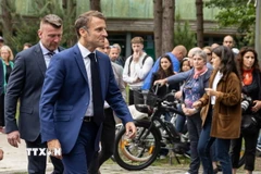 Tổng thống Pháp Emmanuel Macron rời điểm bầu cử Quốc hội ở Le Touquet ngày 30/6/2024. (Ảnh: THX/TTXVN)