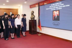 Đồng chí Vũ Việt Trang, Bí thư Đảng ủy, Tổng Giám đốc Thông tấn xã Việt Nam với tập thể cán bộ, viên chức, người lao động TTXVN tưởng niệm đồng chí Nguyễn Phú Trọng, Tổng Bí thư Ban Chấp hành Trung ương Đảng Cộng sản Việt Nam. (Ảnh: An Đăng/TTXVN)