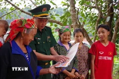 Lực lượng biên phòng tuyên truyền về phòng chống mua bán người. (Nguồn: TTXVN)