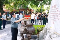 Thủ tướng Phạm Minh Chính dâng hương tại Khu di tích lịch sử quốc gia 27/7, huyện Đại Từ. (Ảnh: Dương Giang/TTXVN)